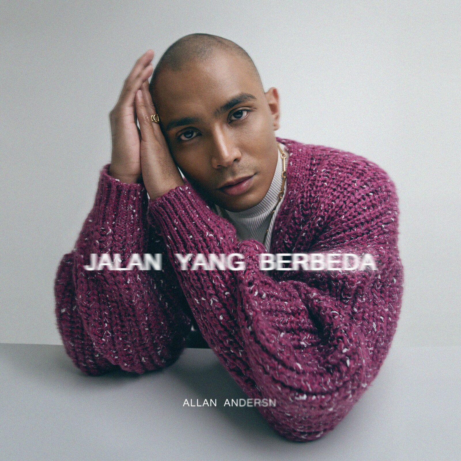 Jika sebelumnya banyak orang mengenal sosok Allan Andersn sebagai salah satu vokalis dari grup 2nd Chance, kini dirinya memulai karier sebagai solois dengan merilis single terbaru, ‘Jalan yang Berbeda’.